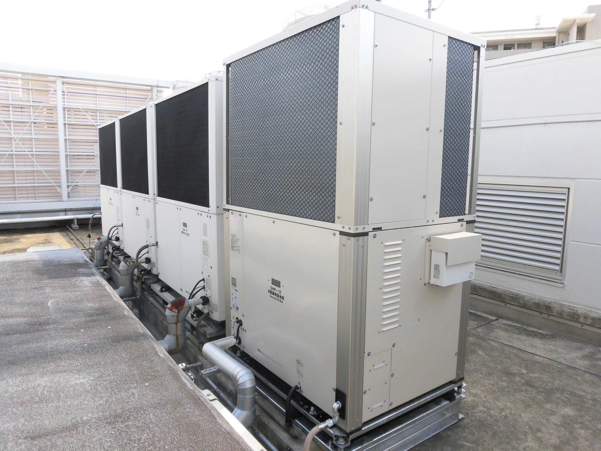 クレーンにて空調更新